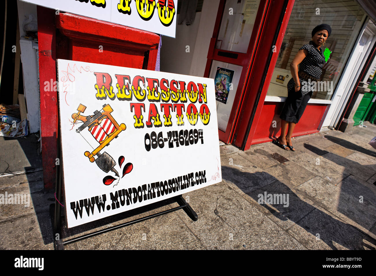 Récession en signe de tatouage Moore Street quartier ouvrier de Dublin République d'Irlande Banque D'Images