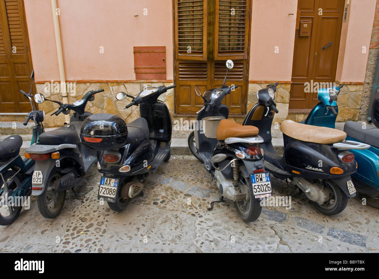 Les motos et scooters, Cefalu, Province de Palerme, Sicile, Italie Banque D'Images