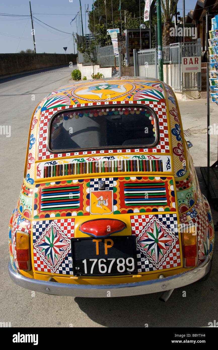 Fiat 500 auto art peinture décorative, Marinella, Sicile, Italie Banque D'Images