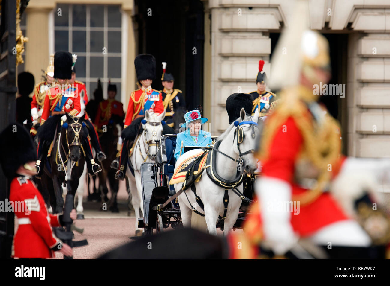 Sa Majesté la Reine Elizabeth II fête son anniversaire officiel avec la parade du drapeau au palais de Buckingham Banque D'Images