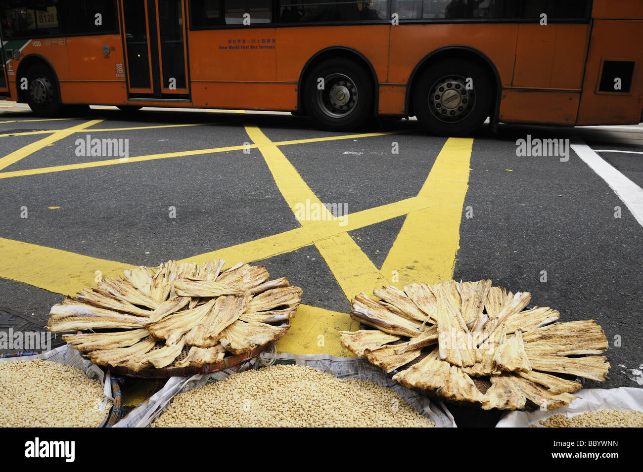 Hong Kong, le poisson séché sur la rue et d'autres produits marins à Sheung Wan, à l'ouest du centre de Hong Kong. Banque D'Images