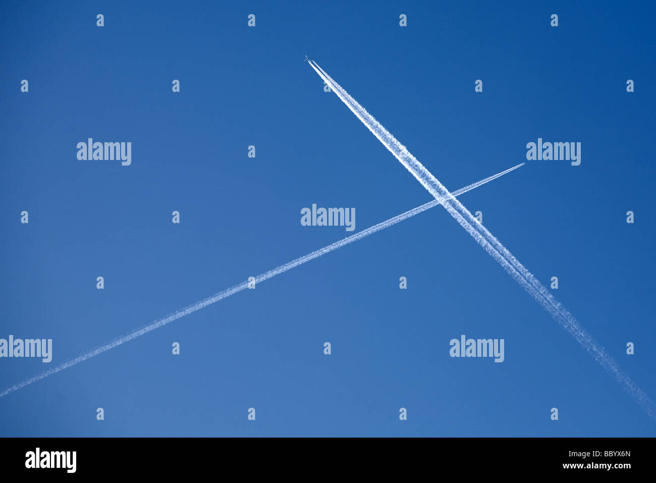 Deux traces de passage des avions dans le ciel bleu pur Banque D'Images
