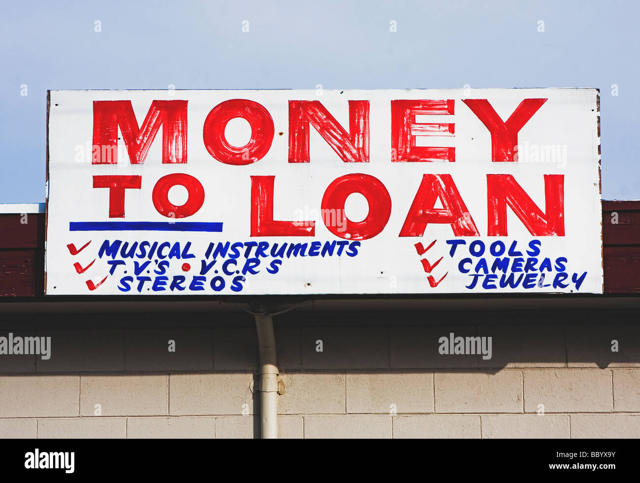 Signe pawn shop monté sur l'avant-toit toiture Banque D'Images