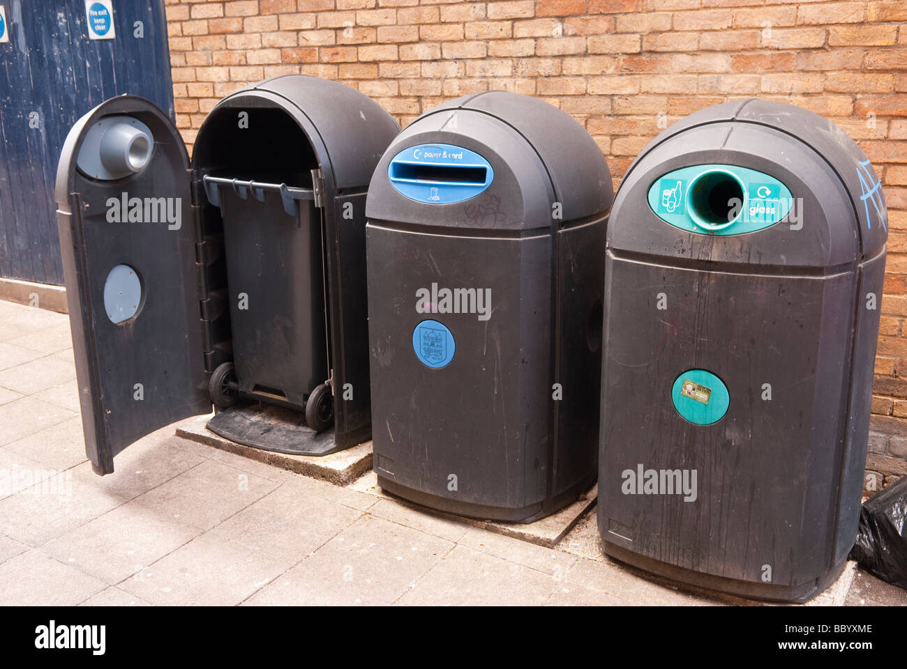 Une rangée de bacs de recyclage au Royaume-Uni Banque D'Images