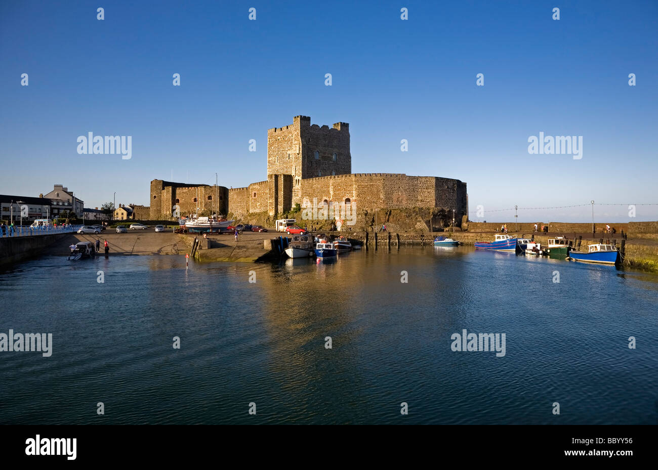 Carrickfergus Castle construit par John de Courcy en 1177 et le port, le comté d'Antrim, en Irlande du Nord Banque D'Images