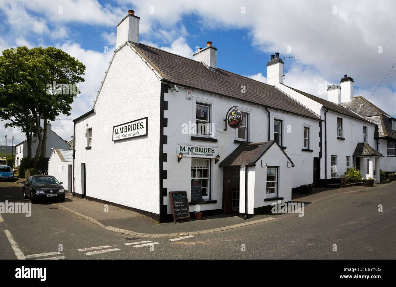 Mcbride Pub où le bar original est censée être la plus petite en Irlande ne mesurant que 2,7 m par 1,5 m, Cushendall, comté d'Antrim, Irlande Banque D'Images