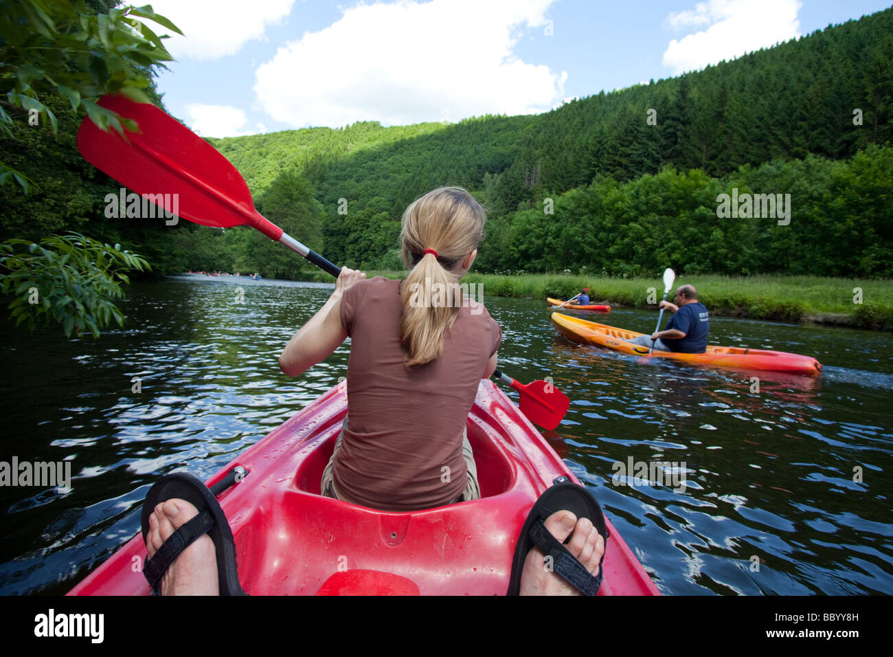 Une femme kayak sur l'Ourthe, La Roche-en-Ardenne, Belgique Banque D'Images