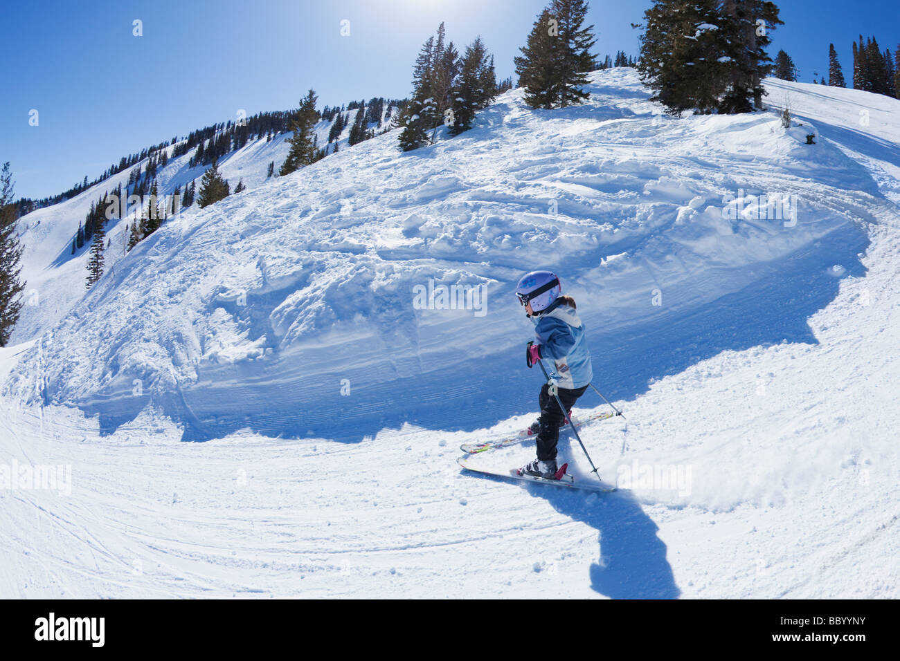 Mixed Race girl ski ski Banque D'Images