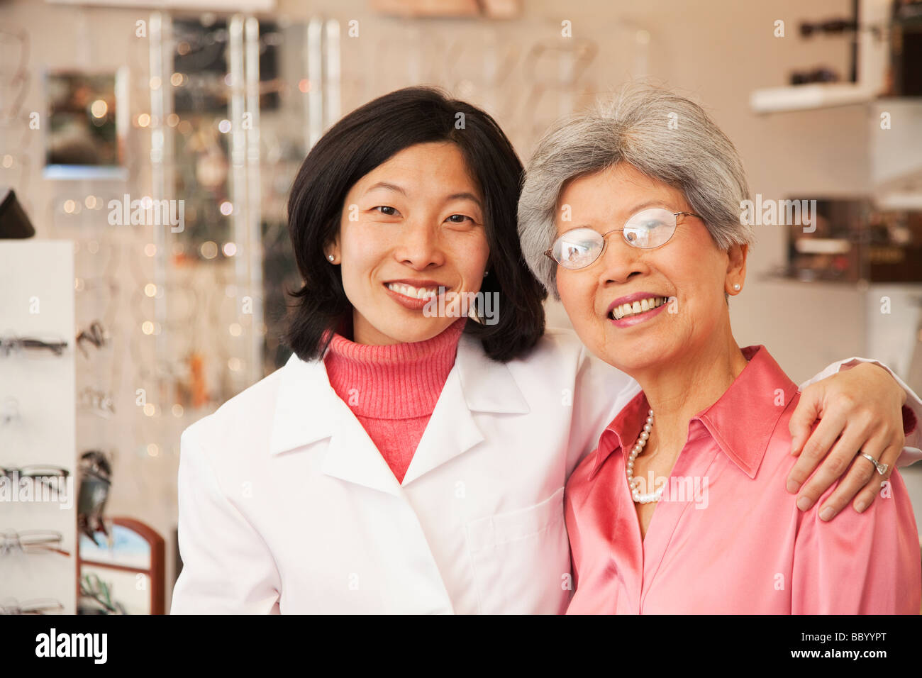 Korean optician standing avec le client Banque D'Images