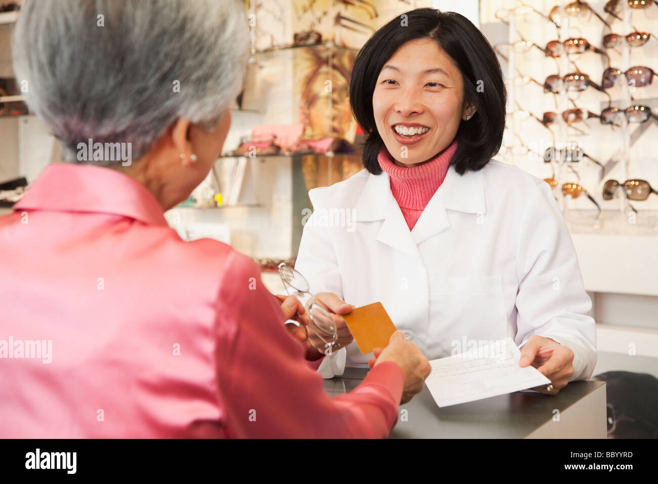 Opticien coréen parler au client Banque D'Images