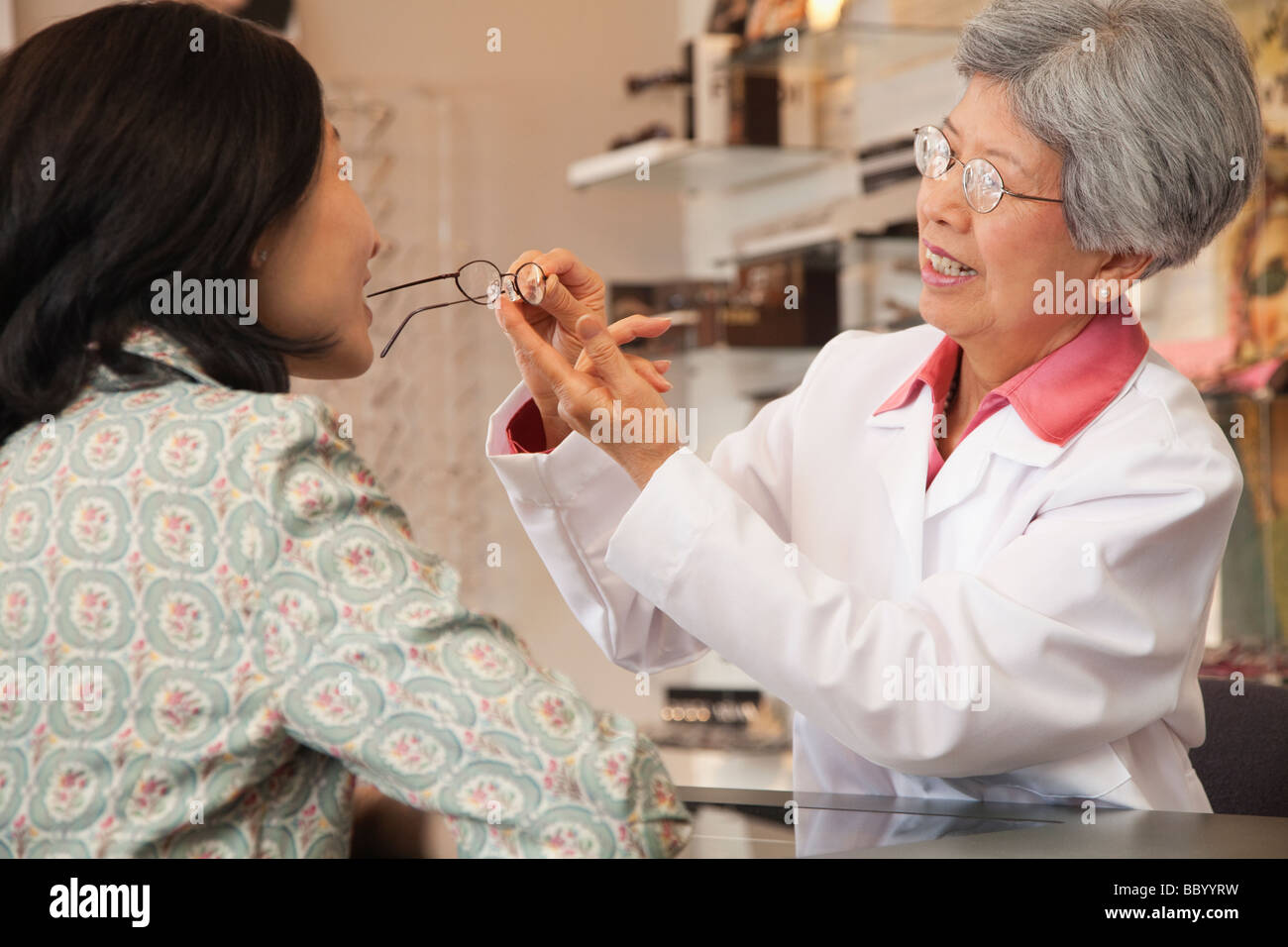 Opticien lunettes montage chinois sur le client Banque D'Images