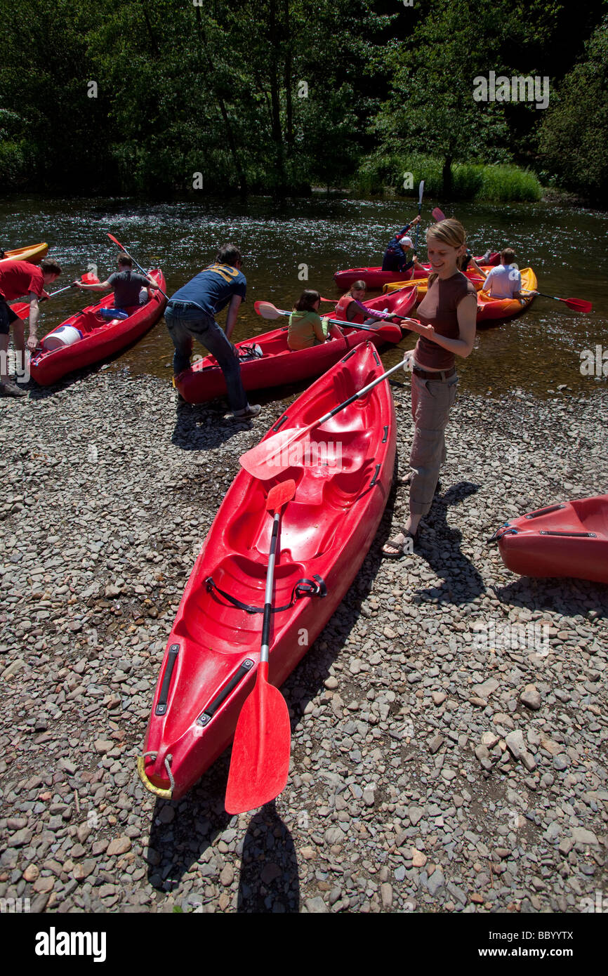 Une femme kayak sur l'Ourthe, La Roche-en-Ardenne, Belgique Banque D'Images