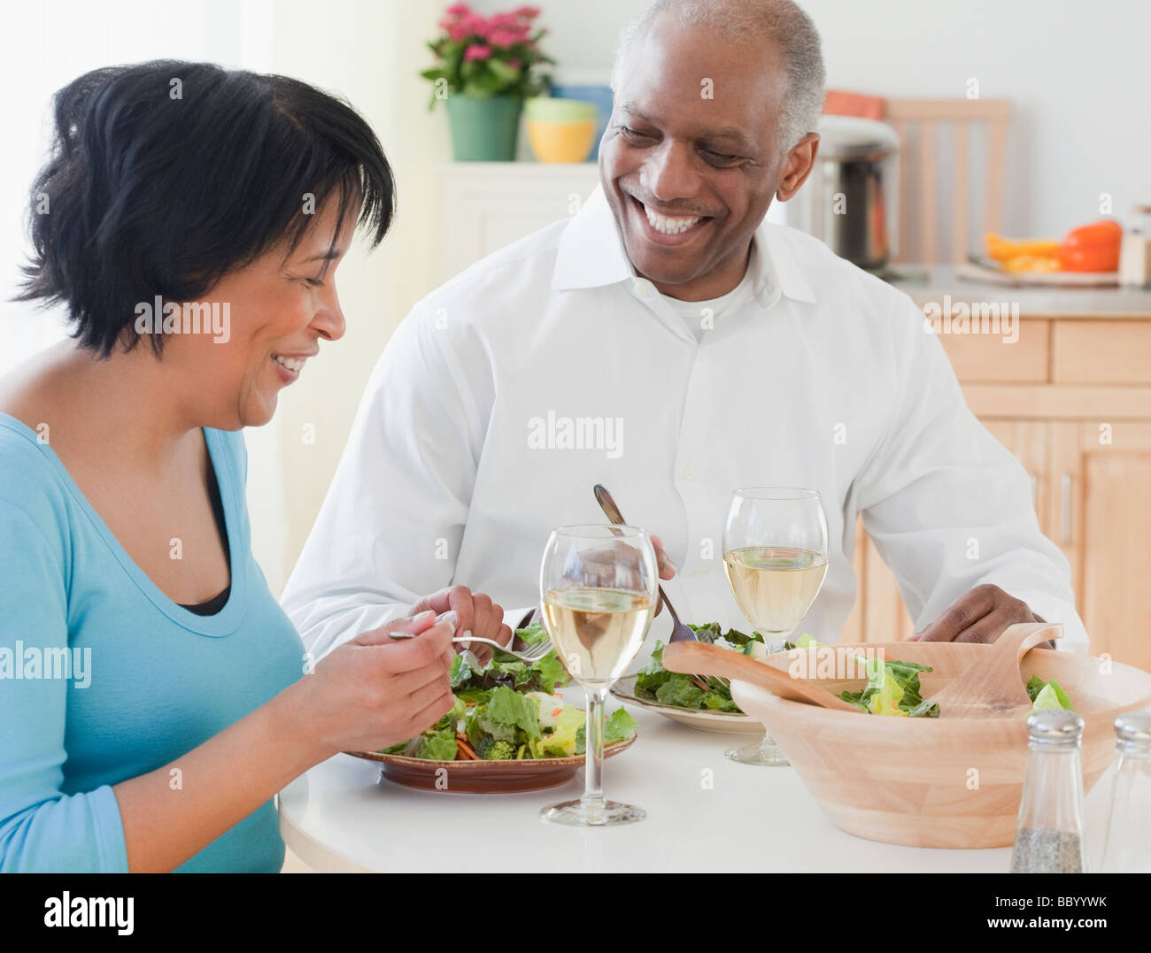 African couple manger des salades Banque D'Images
