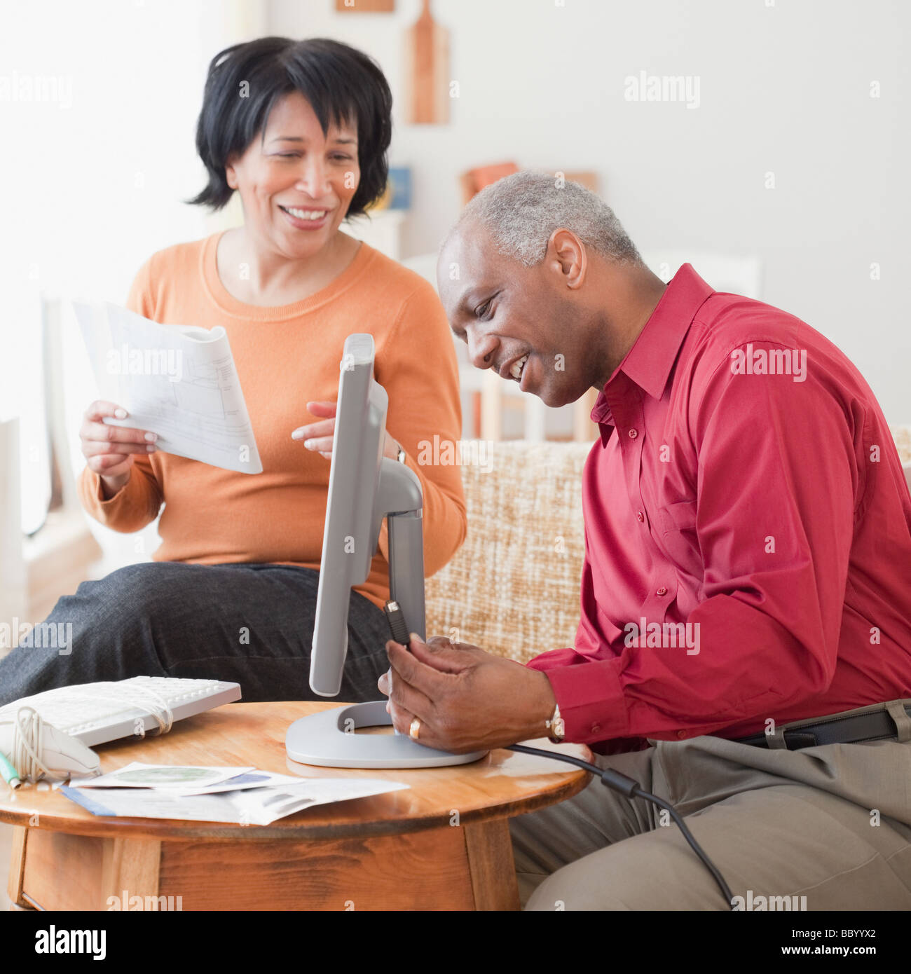 African couple assemblage ordinateur Banque D'Images