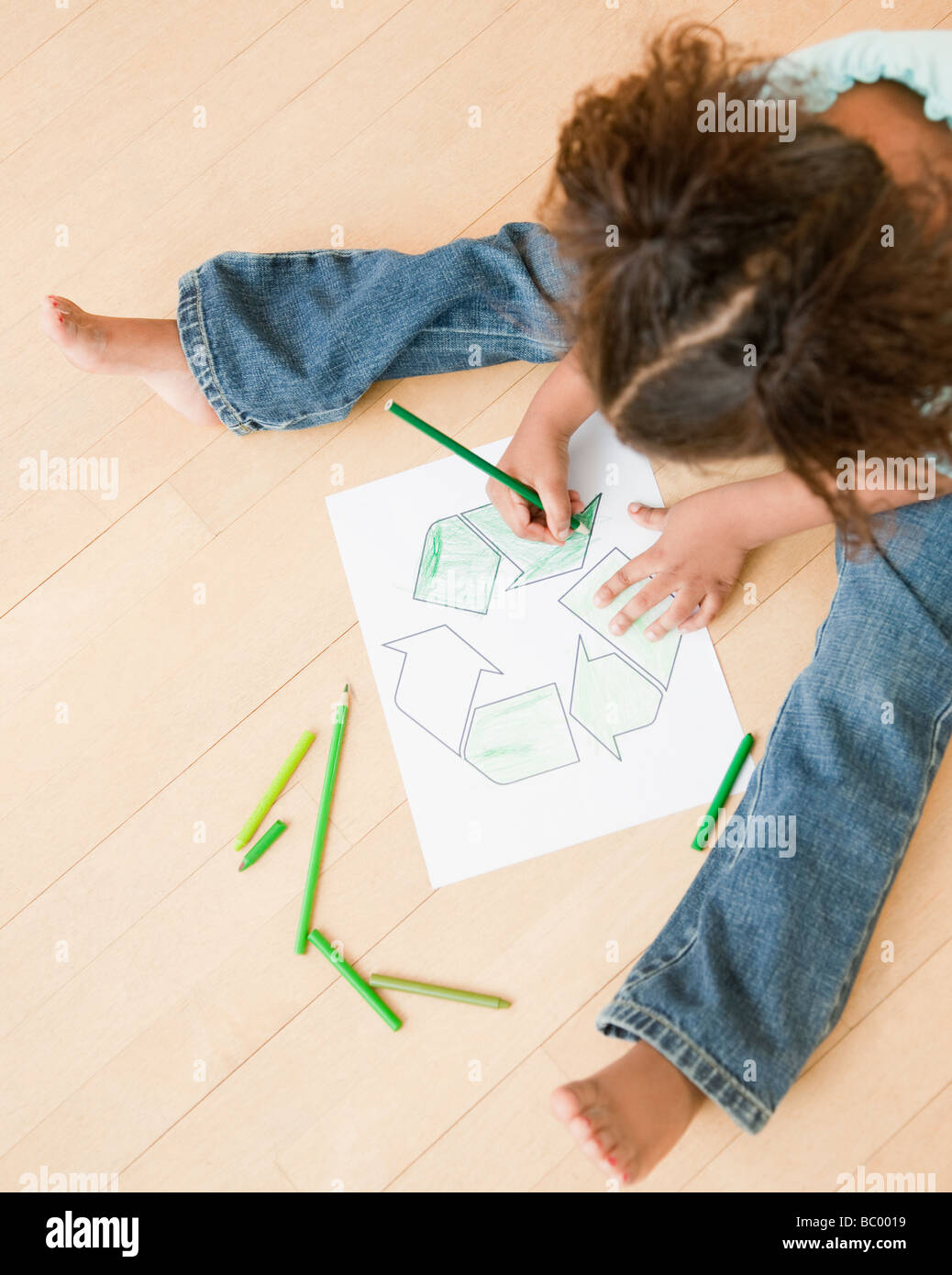 African girl coloring recycling symbol Banque D'Images