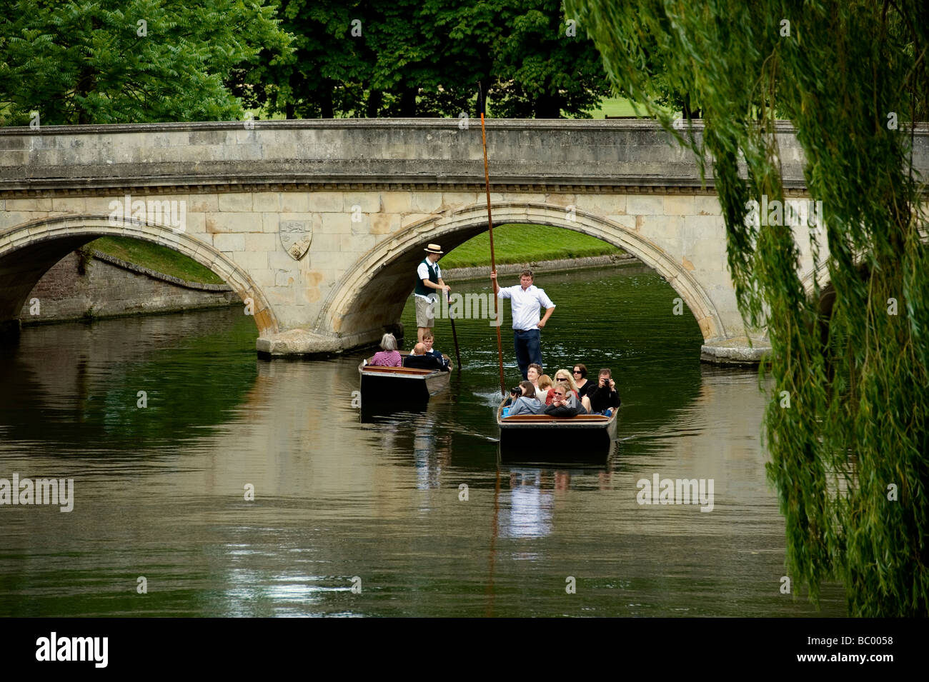 La Grande-Bretagne Cambridge traditionnel bucolique vue paisible de barque sur la rivière Cam, le long du dos par le centre de l'University Banque D'Images