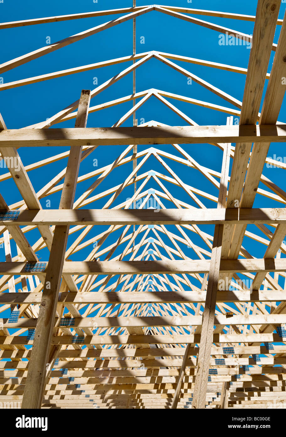 Fermes de toit préfabriquées sur le chantier de construction de logements - Indre-et-Loire, France. Banque D'Images