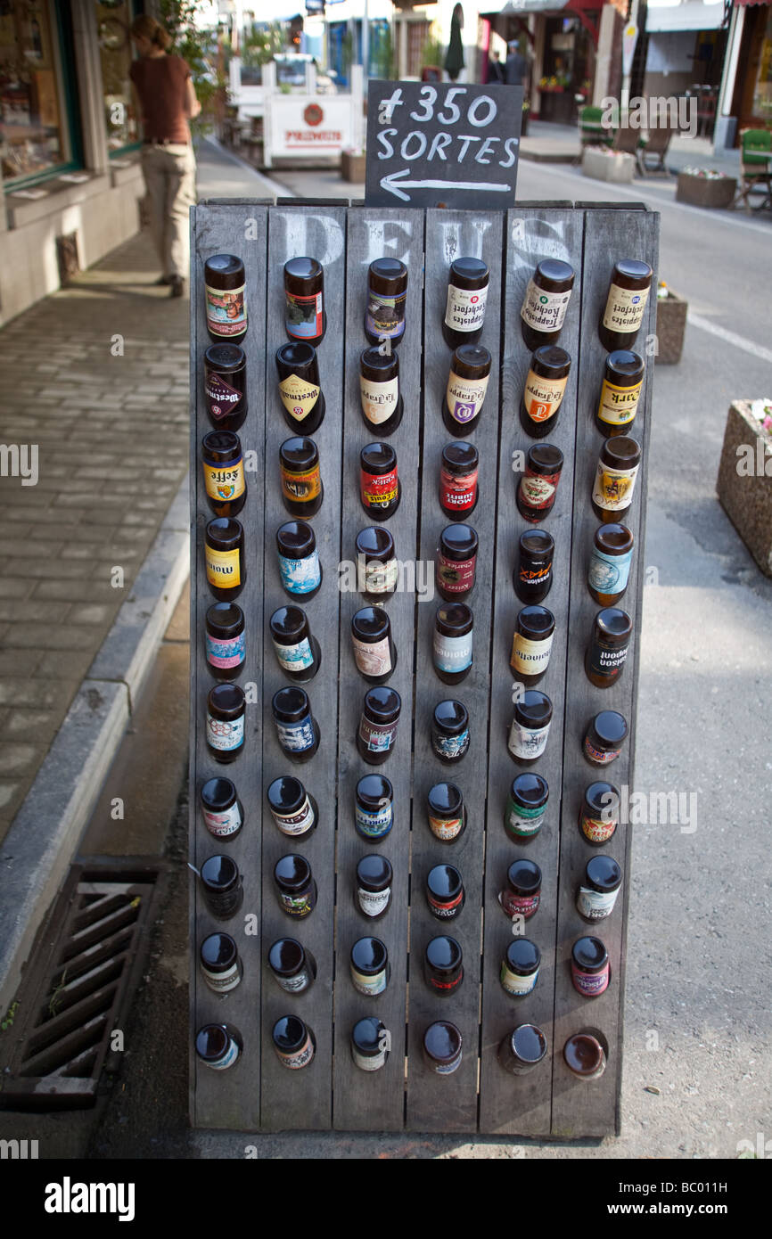 Bière locale en vente en boutique de souvenirs touristiques à La Roche-en-Ardenne, Belgique Banque D'Images