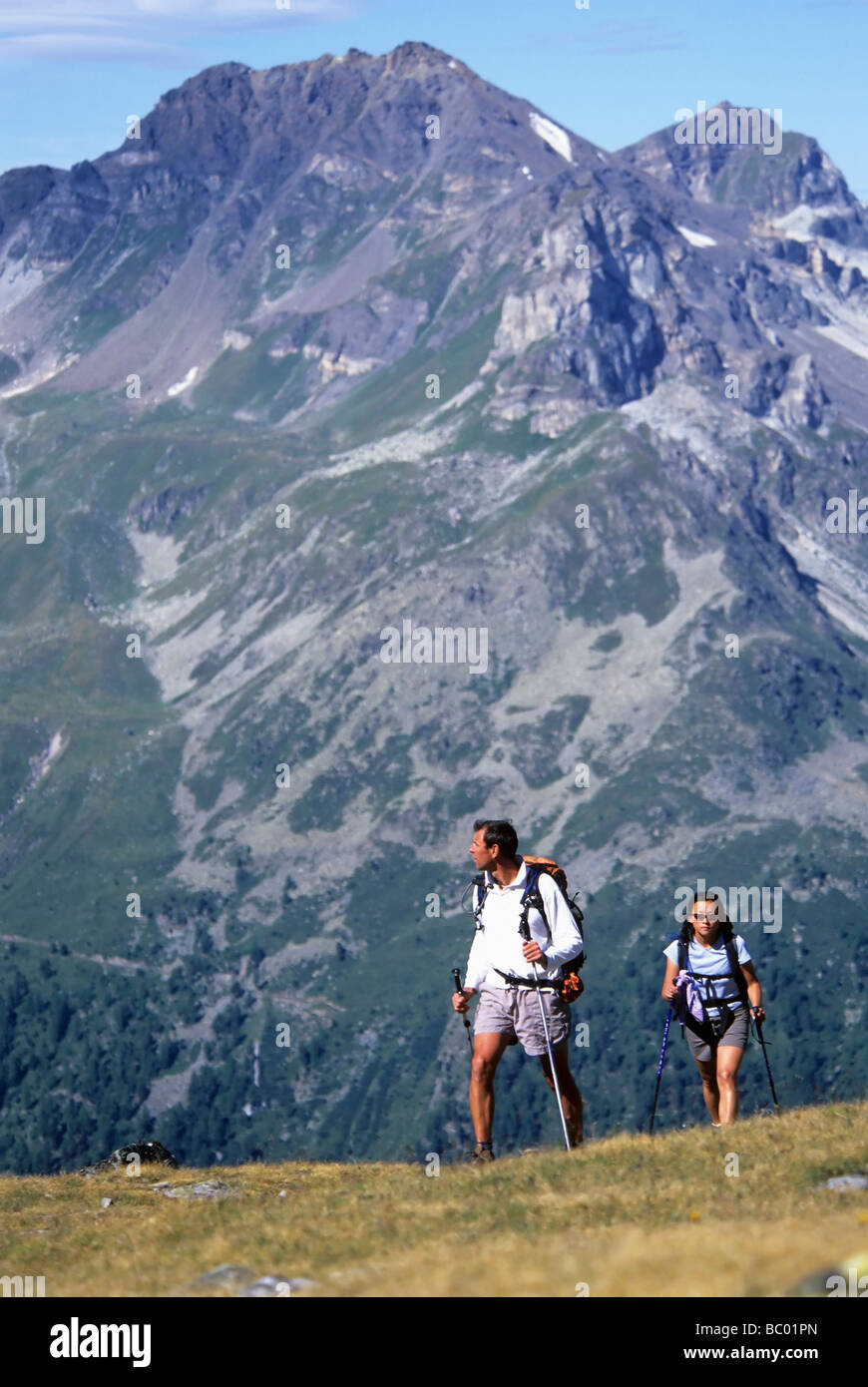 Un couple suisse randonnée Haute Route de Verbier à Zermatt à travers les Alpes. Banque D'Images