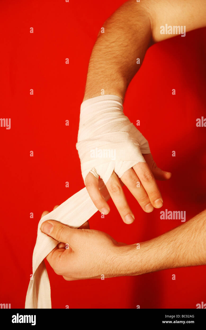 Man wrapping sa main. Banque D'Images