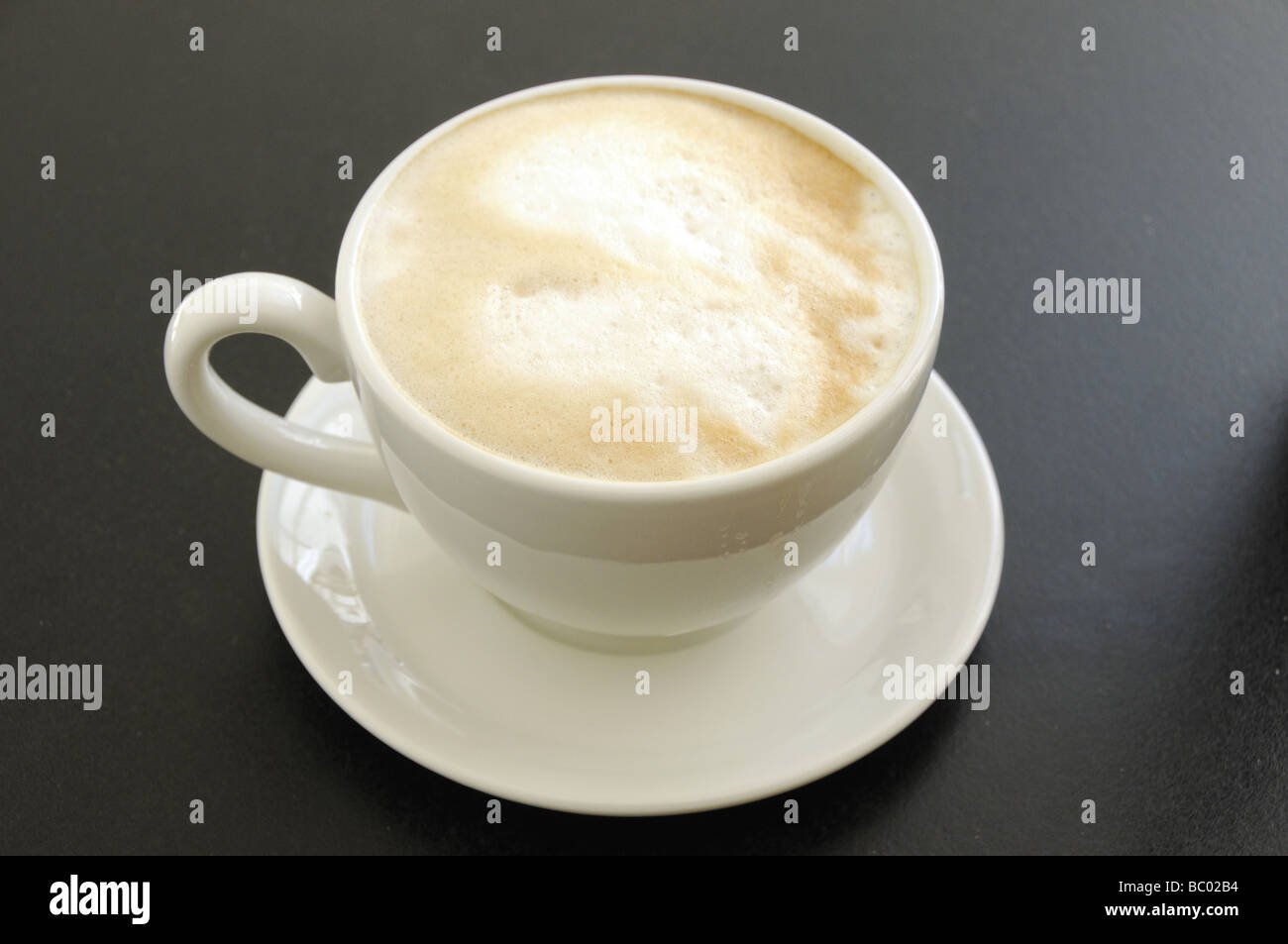 Tasse de café en blanc sur fond noir Banque D'Images