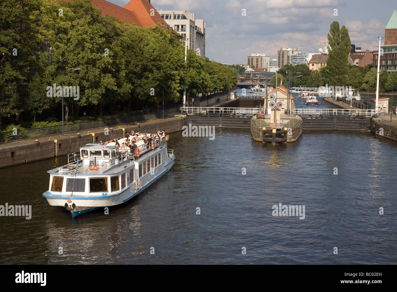 Spree à Mühlendamm Schleuse avec bateau de tourisme, Berlin, Allemagne Banque D'Images