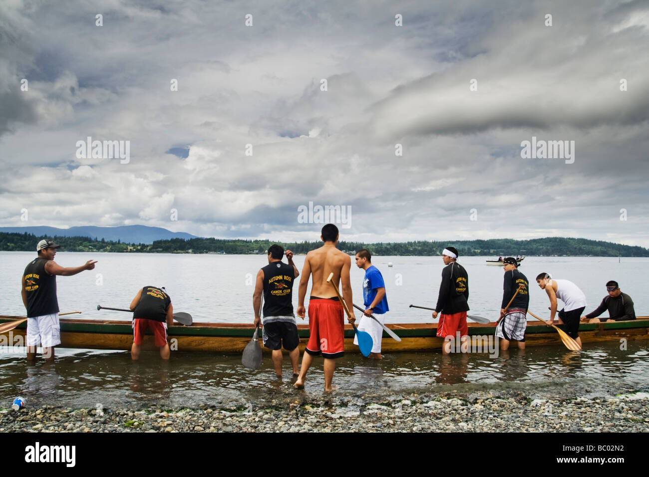 Les jeunes gens à se préparer pour une course de canoës à la Lummi Indian Reservation, Washington. Banque D'Images
