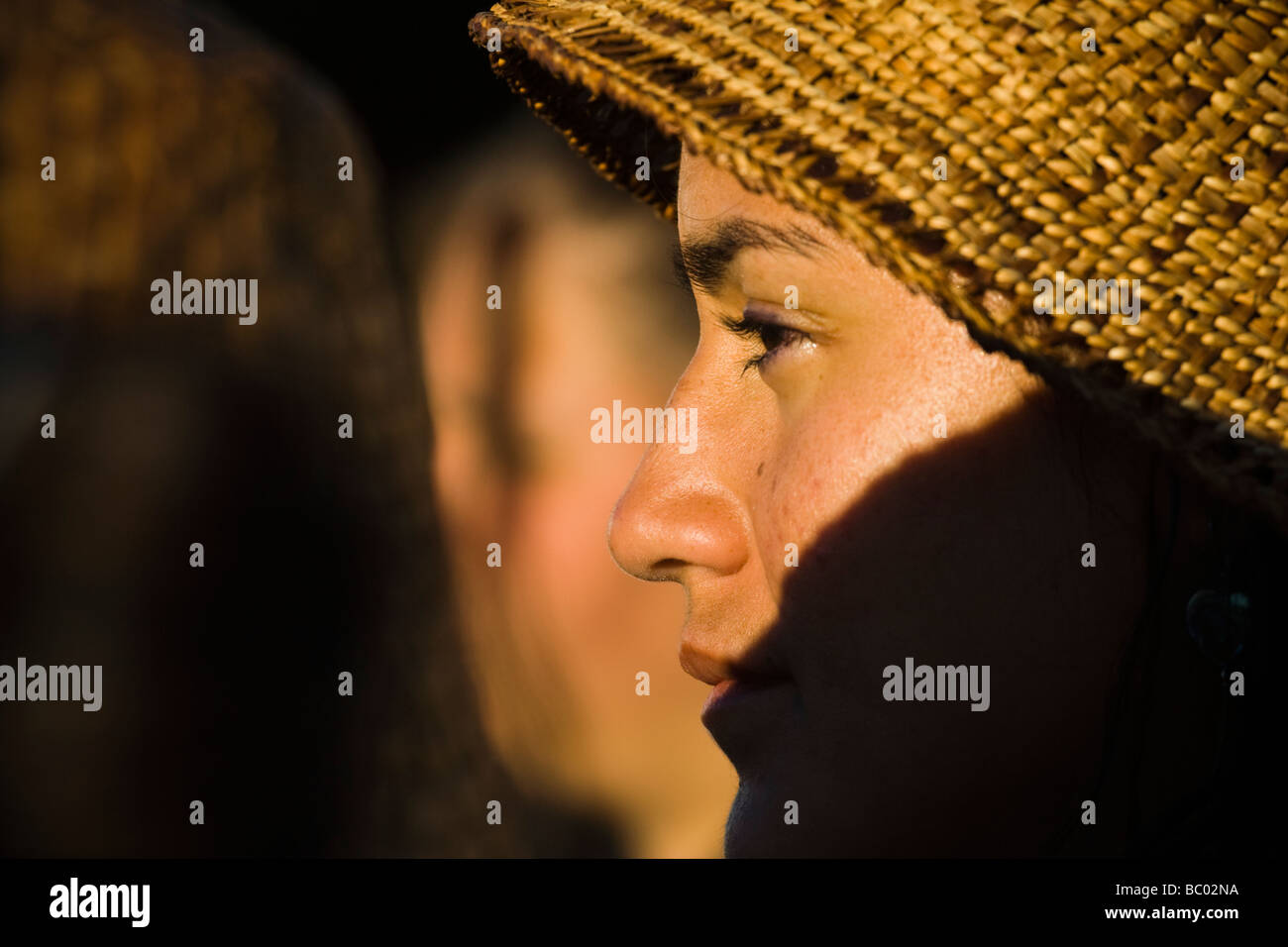Une jeune femme porte un chapeau de l'écorce de cèdre traditionnel à Lummi Indian Reservation, Washington. Banque D'Images