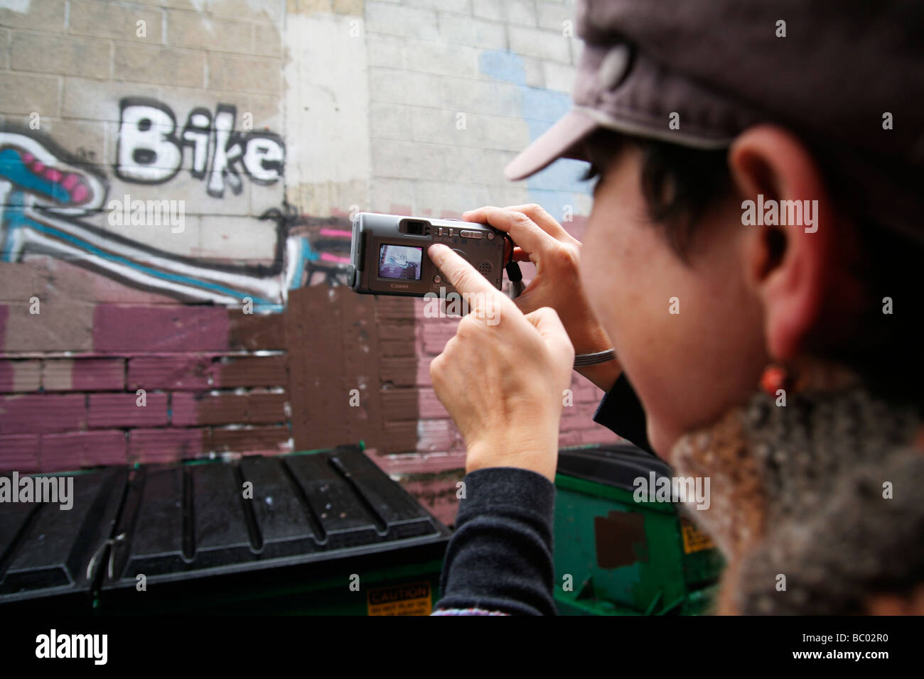 Une jeune femme photos graffiti sur un mur à Seattle, Washington. Banque D'Images