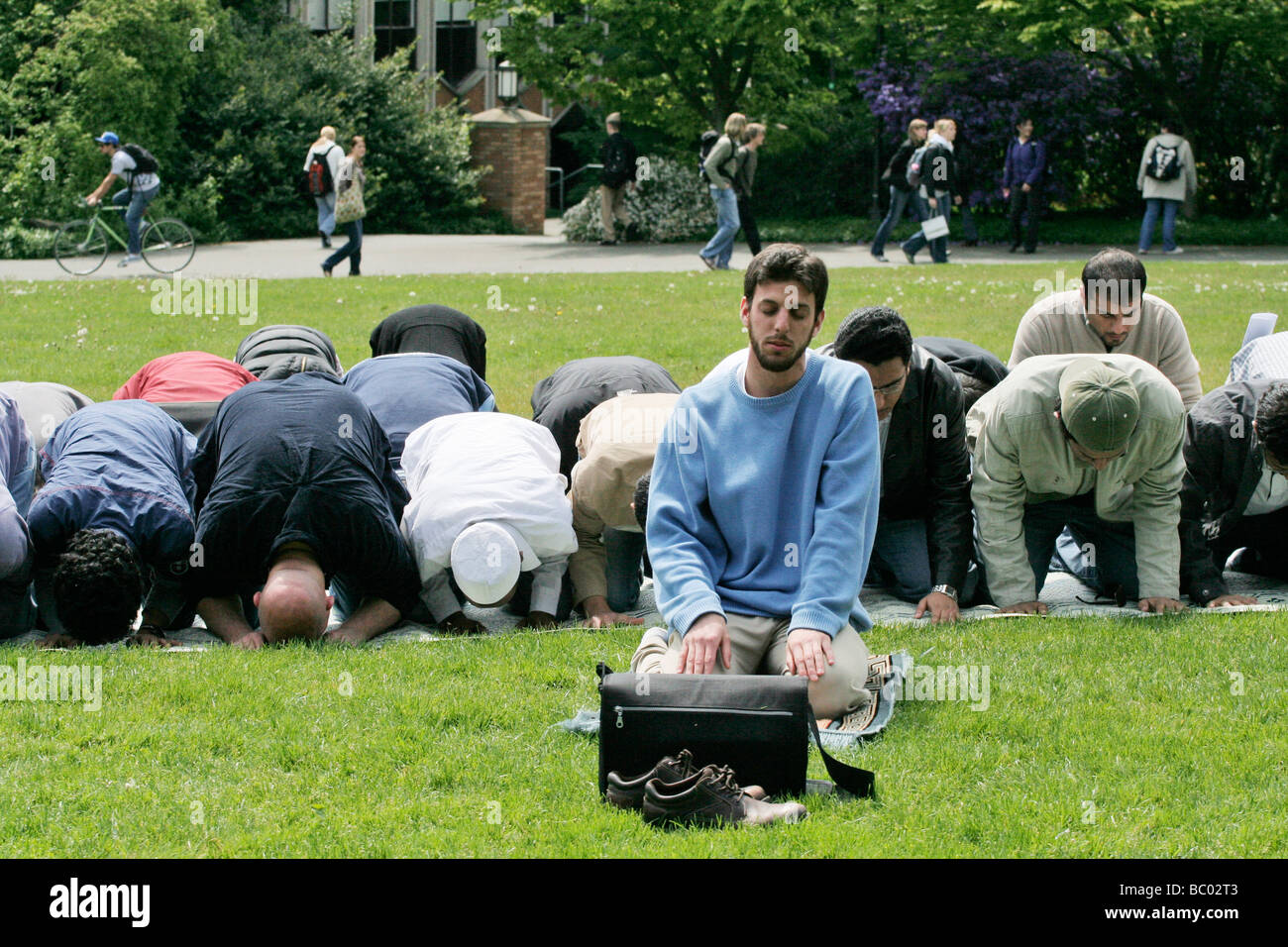 Des étudiants musulmans prient à l'extérieur sur le campus de l'université de Washington à Seattle. Banque D'Images