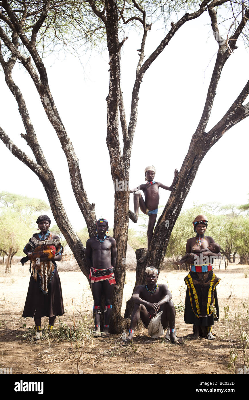 Un portrait de cinq personnes de la population sami dans le sud de l'Éthiopie. Banque D'Images