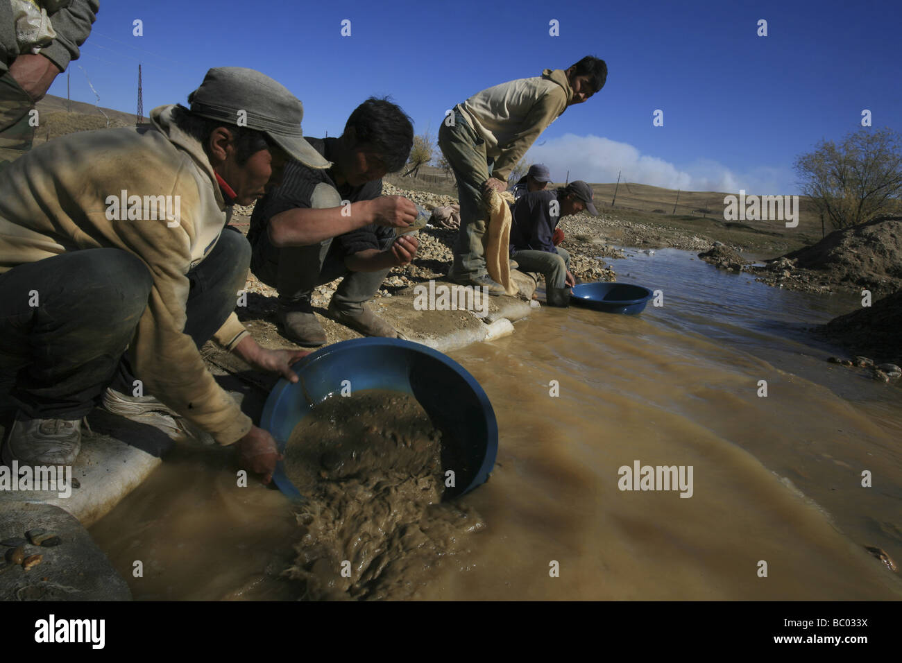 Les ninjas pour pan le métal précieux dans une rivière de la vallée de l'Sarangol, la Mongolie. Banque D'Images