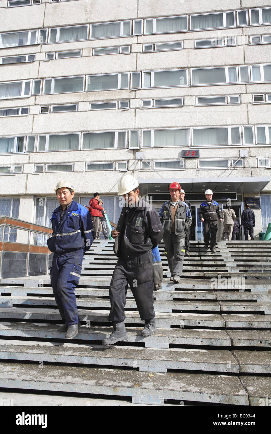 Les ingénieurs miniers et descendre l'escalier principal. La Mongolie Banque D'Images