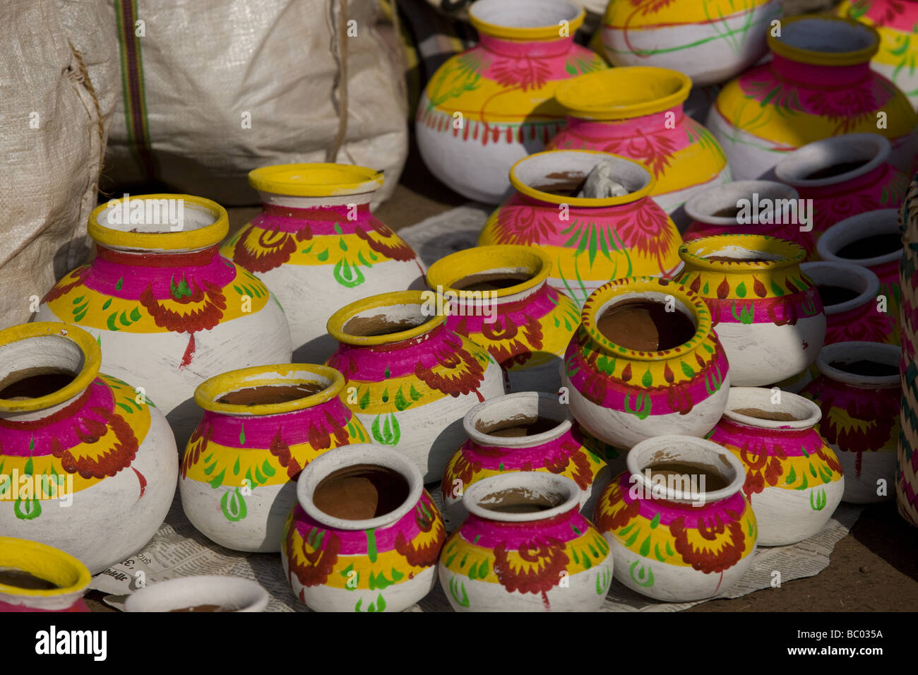 Des pots en argile peint à la main à vendre. Banque D'Images