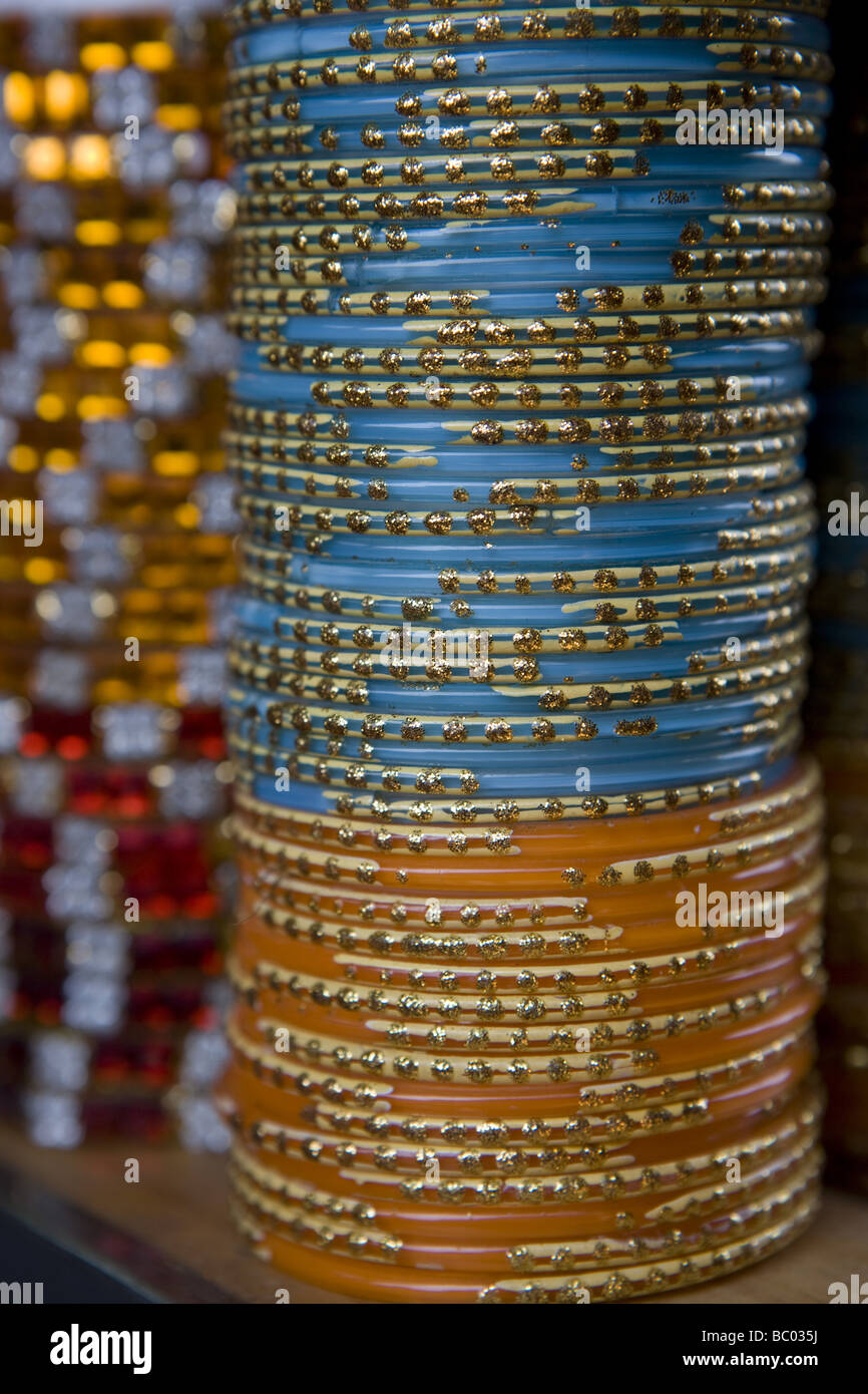 Colorés empilés et bedazzled bangles. Banque D'Images