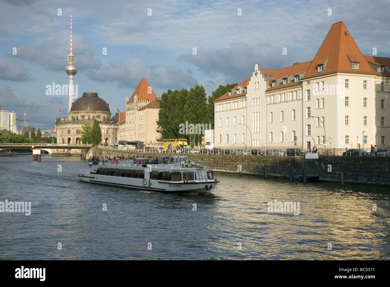 Spree avec musée Bode, Fernsehturm et bateau de tourisme, Berlin, Allemagne Banque D'Images