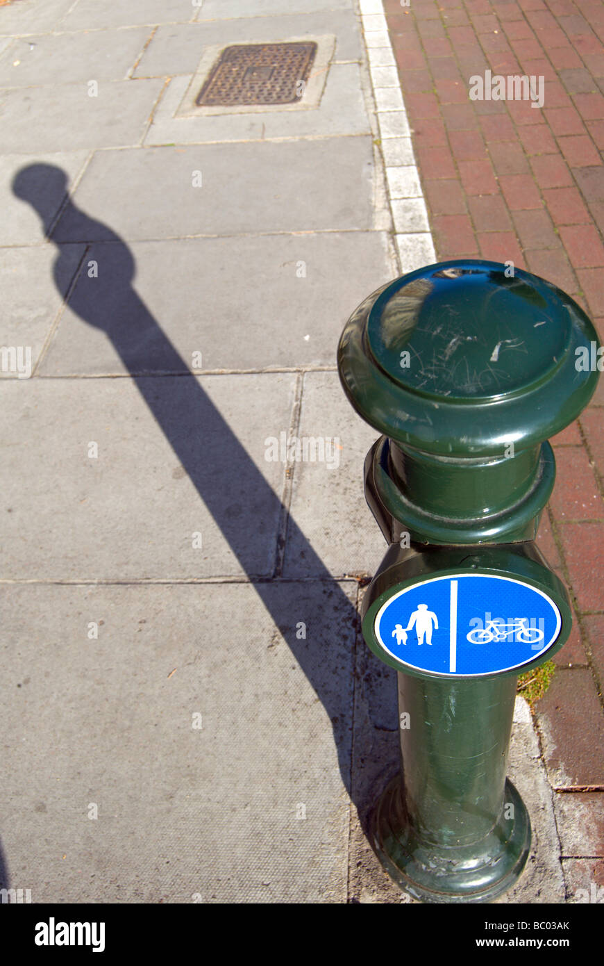 Rue britannique bollard bleu et blanc avec indication des voies séparées pour les piétons et les cyclistes Banque D'Images