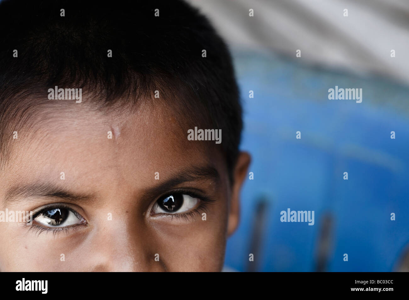 Close up des yeux d'un garçon à la communauté de La Luz, Oaxaca, Mexique. Banque D'Images