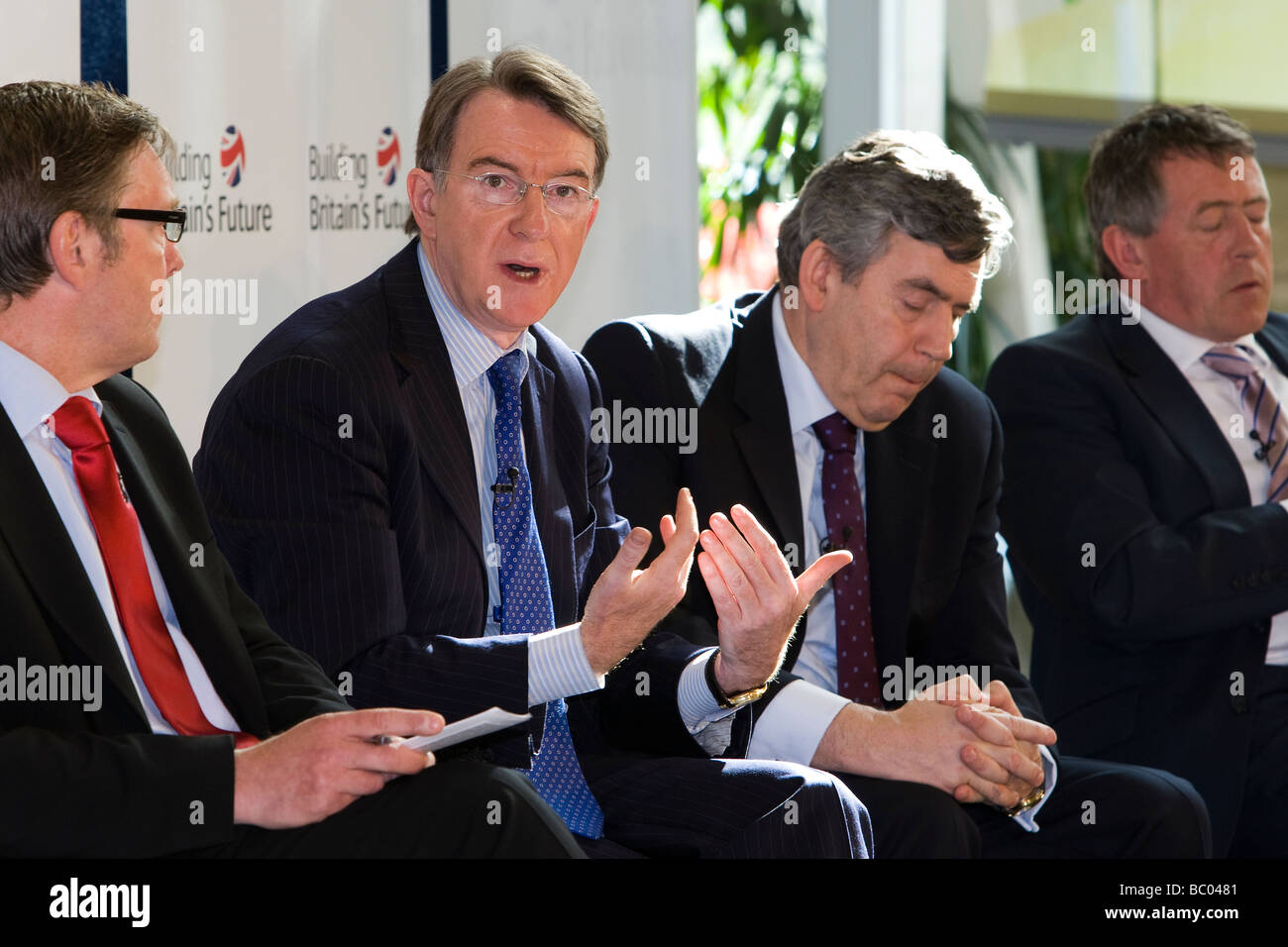 Le premier ministre Gordon Brown avec Peter Mandelson, Secrétaire d'état des affaires, de l'Innovation et des compétences (BIS) Banque D'Images