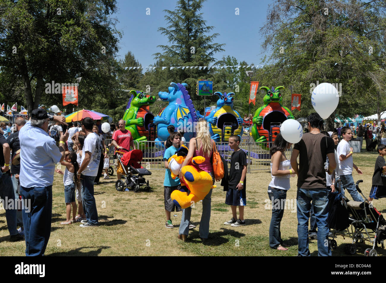 Les juifs célébrant le 61e anniversaire de l'état d'Israël en Woodley Park Avenue, San Diego, Los Angeles, Californie Banque D'Images