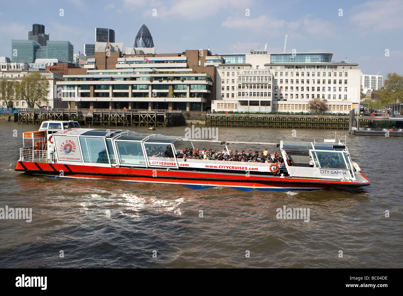 Ville Croisière bateau transportant les touristes sur la Tamise à Londres, Angleterre Banque D'Images