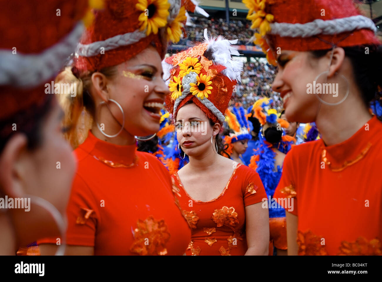 Des danseurs en costume d'attendre dans les coulisses du carnaval de Mérida, Venezuela. Banque D'Images