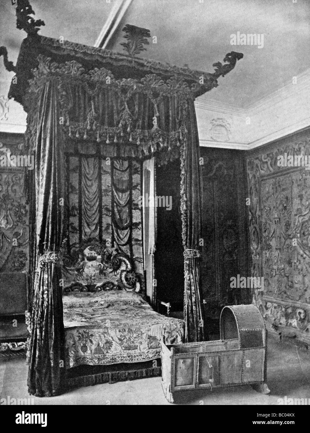 La reine Elizabeth's bed, Haddon Hall, Derbyshire, 1924-1926. Artiste : Inconnu Banque D'Images