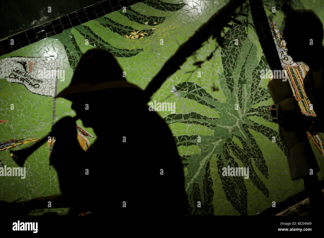 Une silhouette d'homme joue de sa trompette au cours d'un Dimanche des Rameaux procession religieuse à Caracas, Venezuela. Banque D'Images