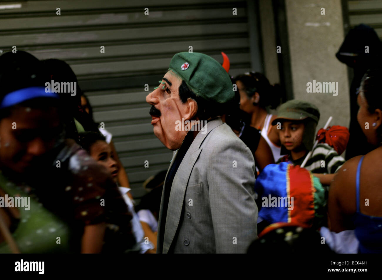 Un homme célèbre carnaval tout en portant un masque de Hugo Chavez avec corne du diable à Caracas, Venezuela. Banque D'Images