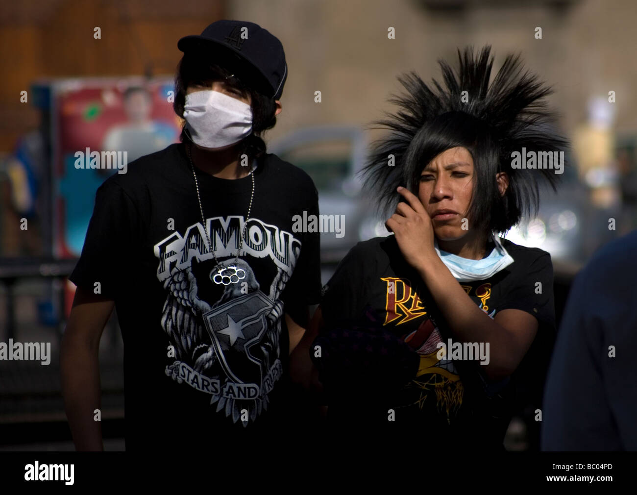 Deux demos, l'un portant un masque par mesure de précaution contre la grippe porcine au Mexique à pied place principale de la ville. Banque D'Images
