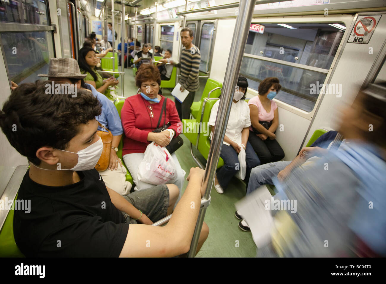 Les gens à l'intérieur du métro portant des masques comme protection pendant l'épidémie de grippe porcine à Mexico, DF, Mexique. Banque D'Images
