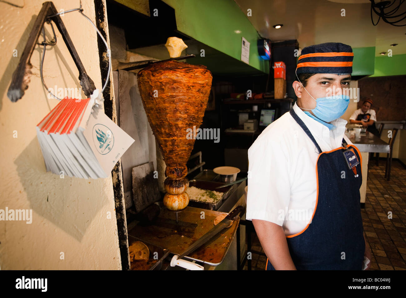 Portrait de chef dans un restaurant de tacos portant un masque dans la ville de Mexico, DF, Mexique. Banque D'Images