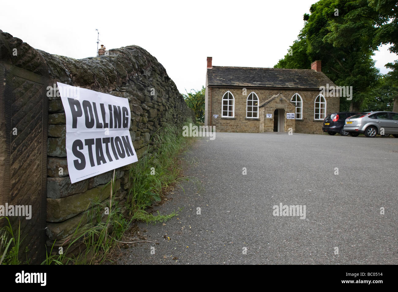Un bureau de scrutin dans le Peak District village du vieux Brampton à Derbyshire Banque D'Images