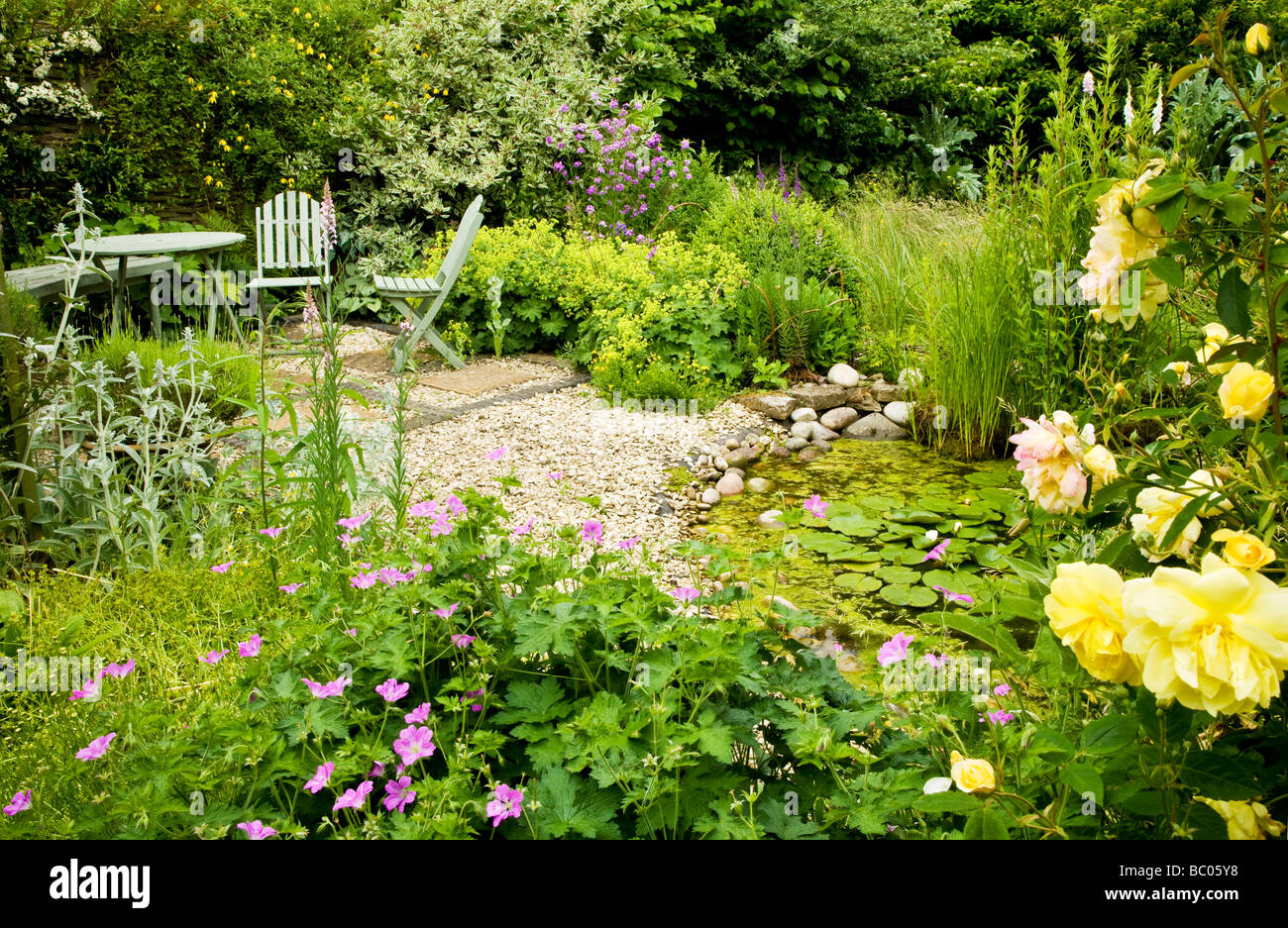 Un coin du jardin à l'amical de la faune des jardins des brindilles de Swindon Wiltshire England UK Banque D'Images